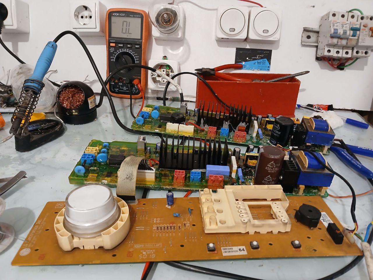 تعمیر و رفع مشکل خاموشی برد ماشین لباسشویی دایرکت درایو اینورتر ال جی در رشت ۰۹۱۱۲۳۰۵۳۳۲