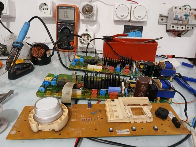 تعمیر و رفع مشکل خاموشی برد ماشین لباسشویی دایرکت درایو اینورتر ال جی در رشت ۰۹۱۱۲۳۰۵۳۳۲