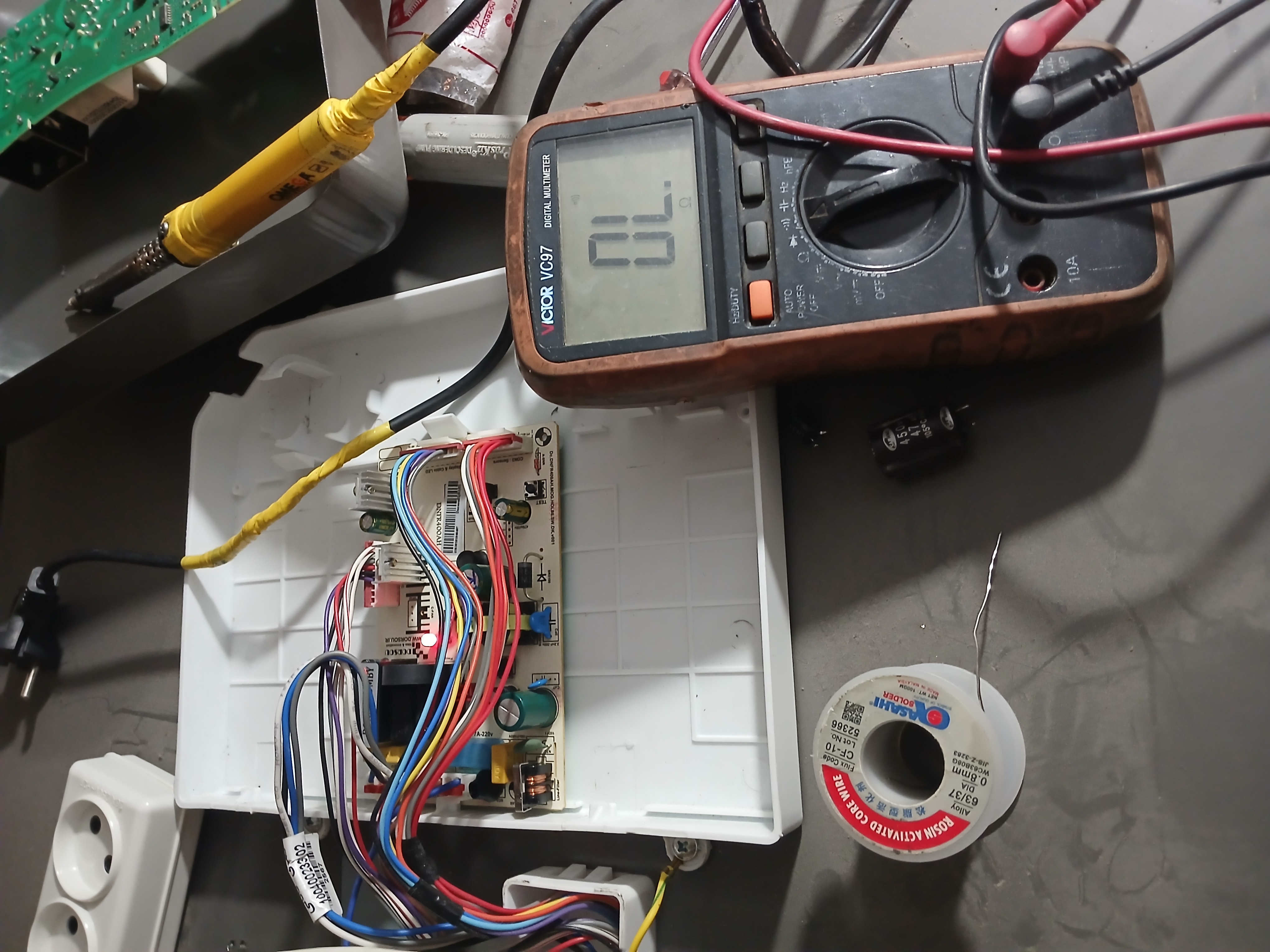 تعمیر برد الکترونیک و رفع مشکل خاموشی یخچال فریزر صنام در رشت 09112305332