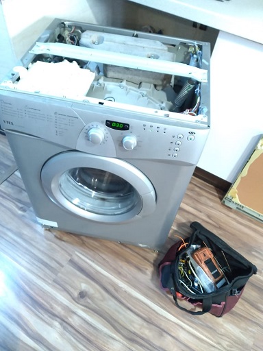 تعمیر برد الکترونیک و رفع مشکل خاموشی ماشین لباسشویی یوتکس در رشت 09112305332