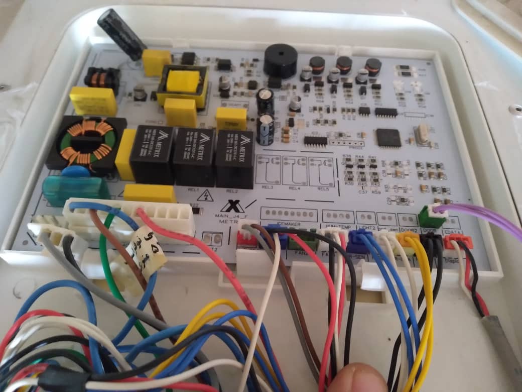 تعمیر برد الکترونیکی یخچال فریزر هاردستون مدل HS-CO2393 در رشت 09112305332
